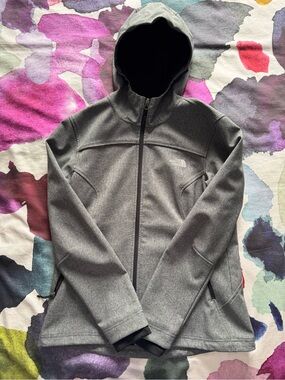 The North Face Women's Gray Hooded Softshell Jacket Size L fits more like a M